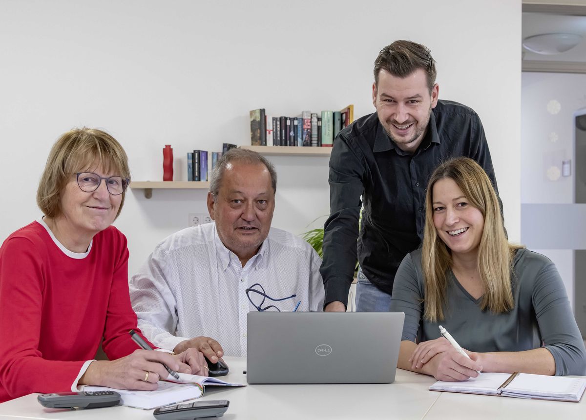 Haus Tabor - Besondere Wohnform für chronisch mehrfach abhängige Suchtkranke - Arbeit am Laptop